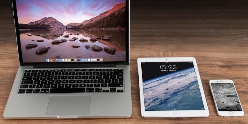 silver-laptop-with-ipad-and-iphone-by-the-side